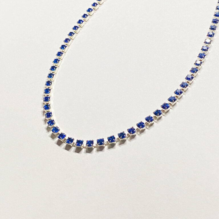 Colar em latão com banho de prata e aplicações em strass – Azul